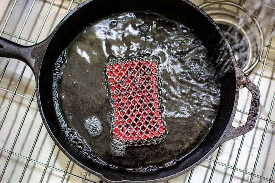 Lodge Chainmail Scrubbing Pad with Silicone Insert